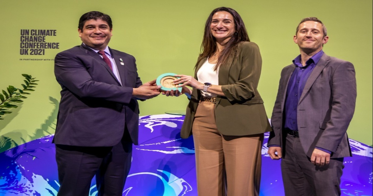 President of Cost Rica presents award to Kensa group