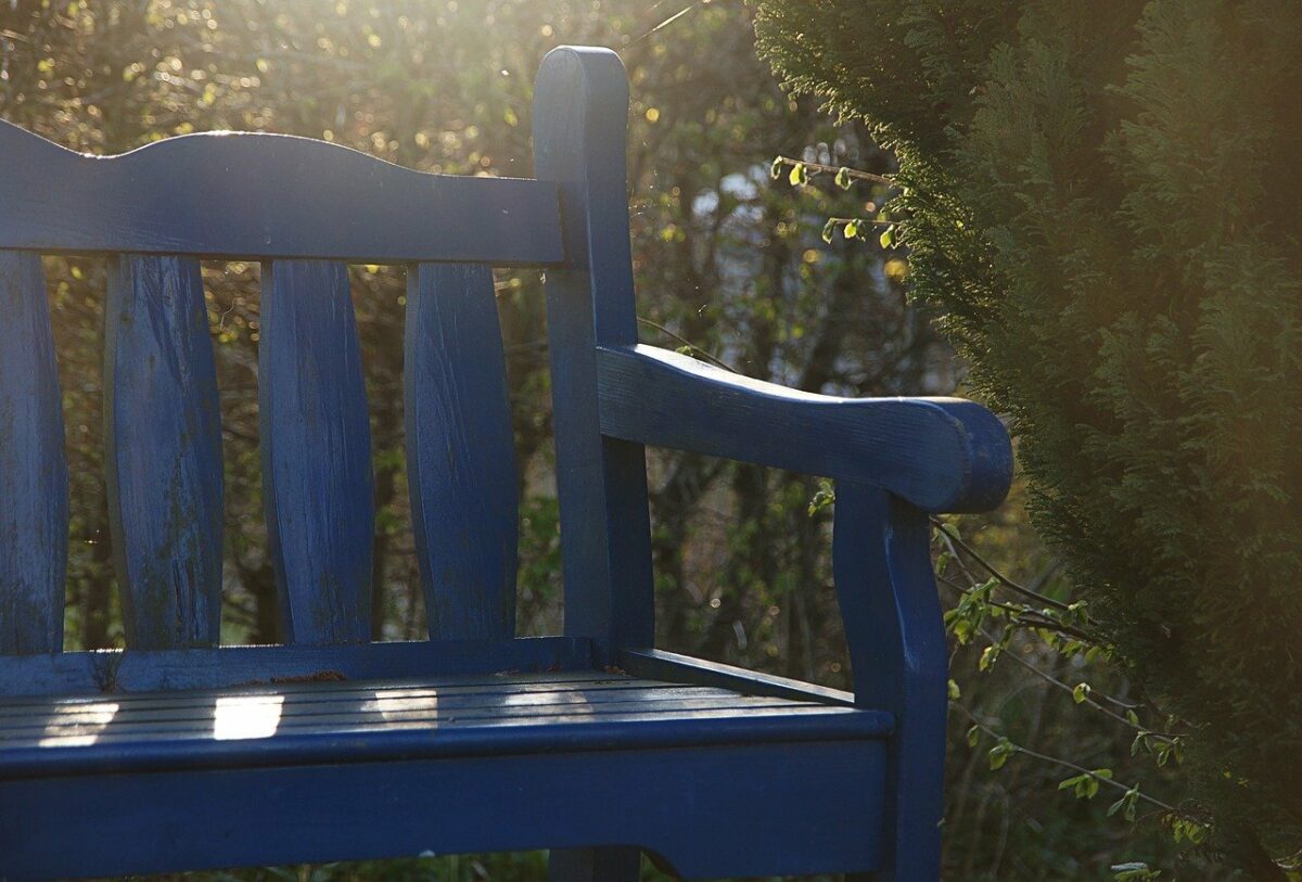 Blue garden bench by Monsterkoi on Pixabay