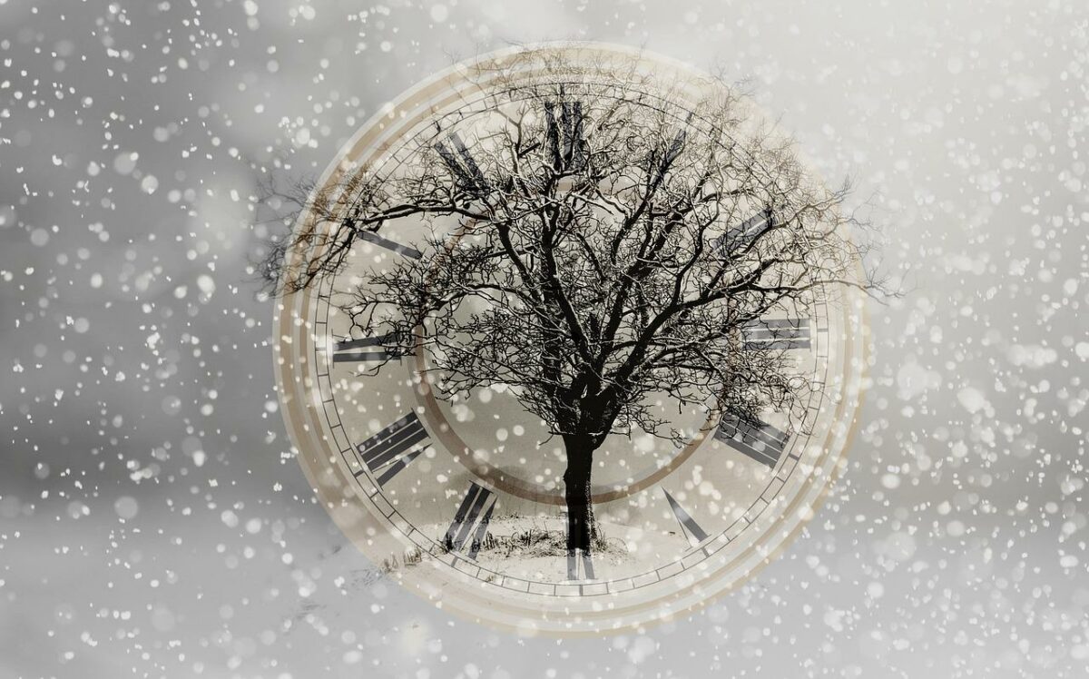 Snowfall tree clock by geralt on Pixabay