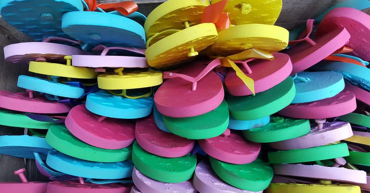 Stack of multicoloured flip flops by Ilona de Zeeuw-Jans on Pixabay